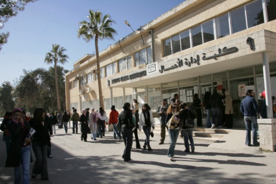 وفد طلابي من جامعة "ايراسموس الهولندية " يزور كلية الاعمال في "الاردنية"